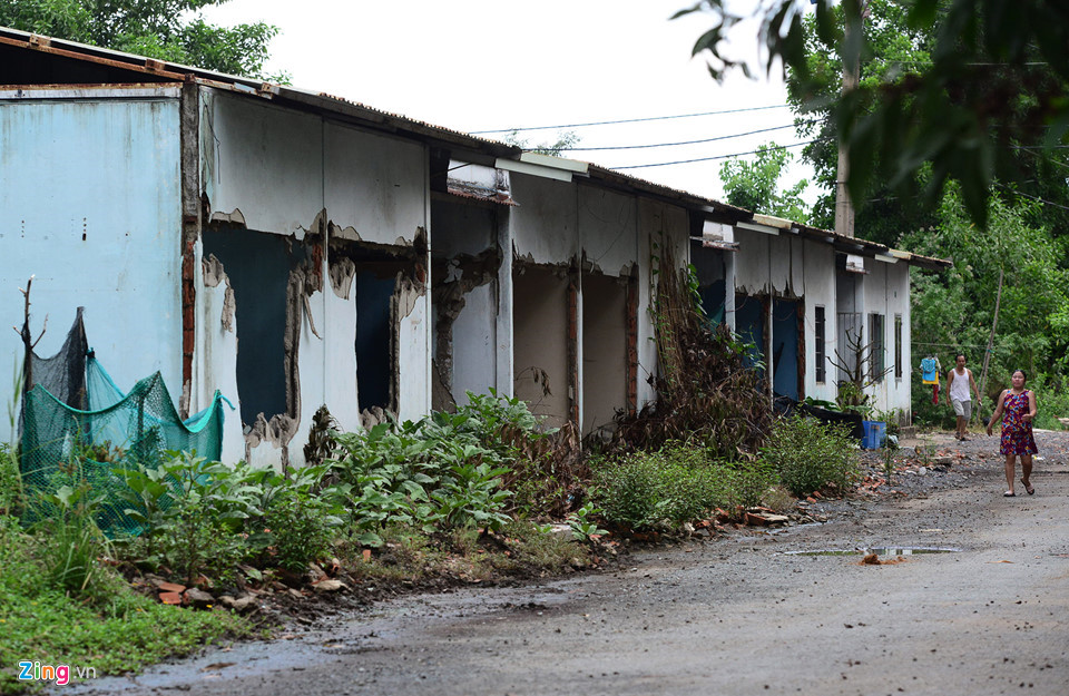 Khu đô thị xa hoa đối lập những ngôi nhà nát giữa lòng Thủ Thiêm